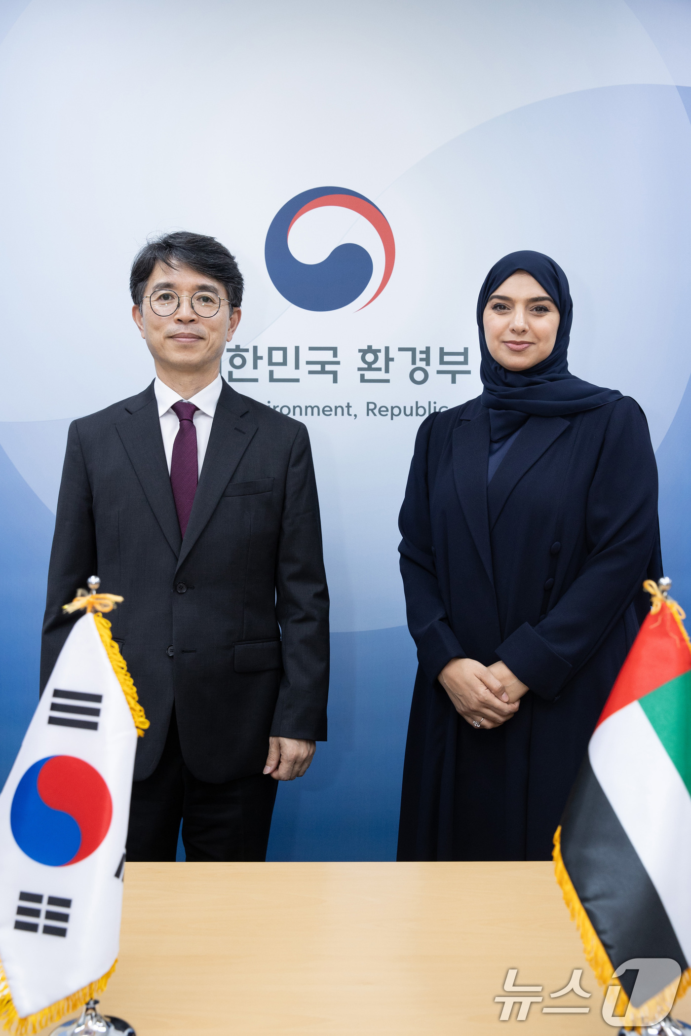 (서울=뉴스1) = 김완섭 환경부 장관이 18일 서울 서초구 한강홍수통제소에서 암나 알샴시 UAE 기후변화환경부 장관과 양자회담 기념촬영을 하고 있다. (환경부 제공) 2024.1 …