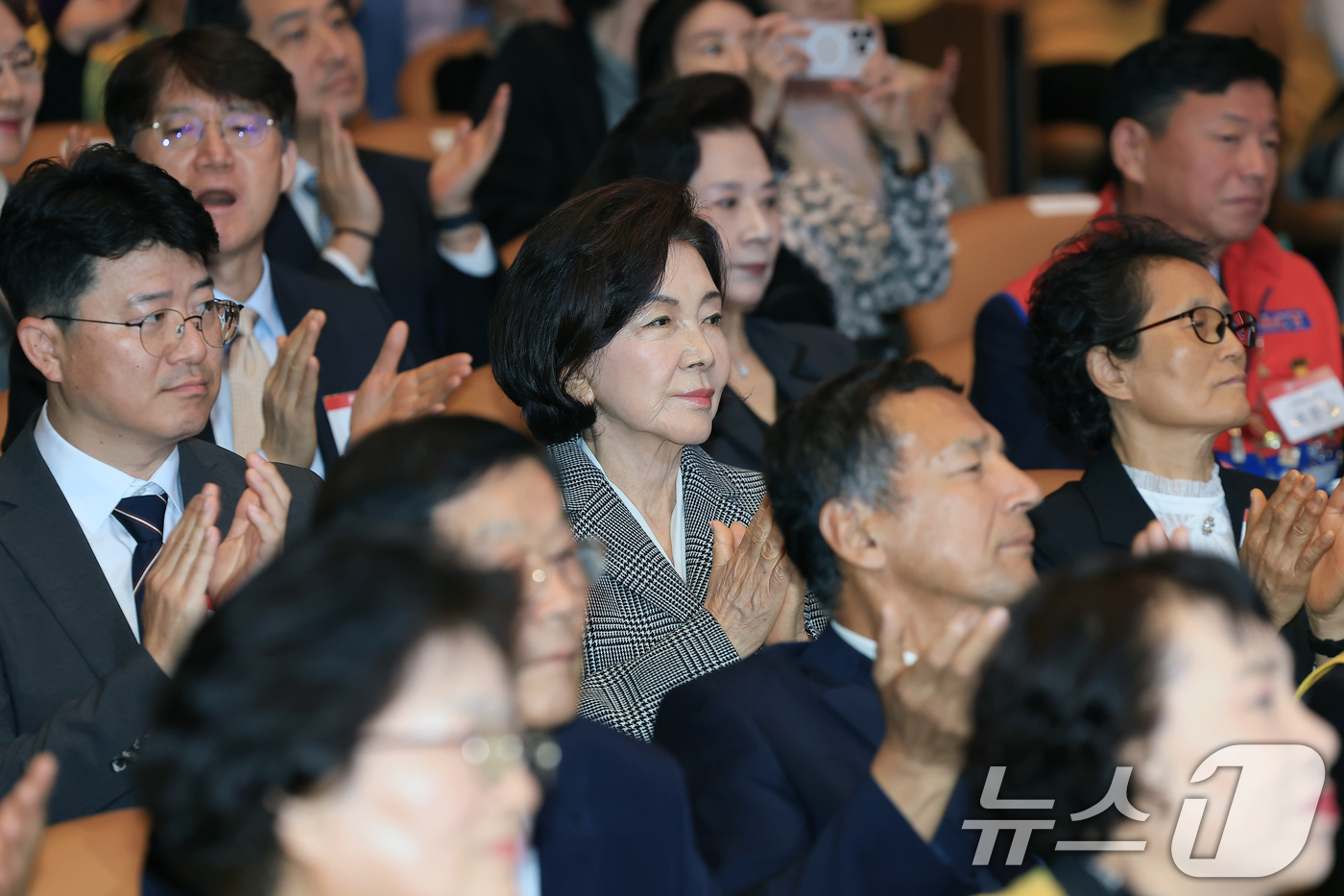 (서울=뉴스1) 박정호 기자 = 홍라희 전 삼성미술관 리움 관장이 18일 오후 서울 강남구 삼성동 코엑스 오디토리움에서 열린 대한적십자사 119주년 기념식에 참석해 손뼉을 치고 있 …