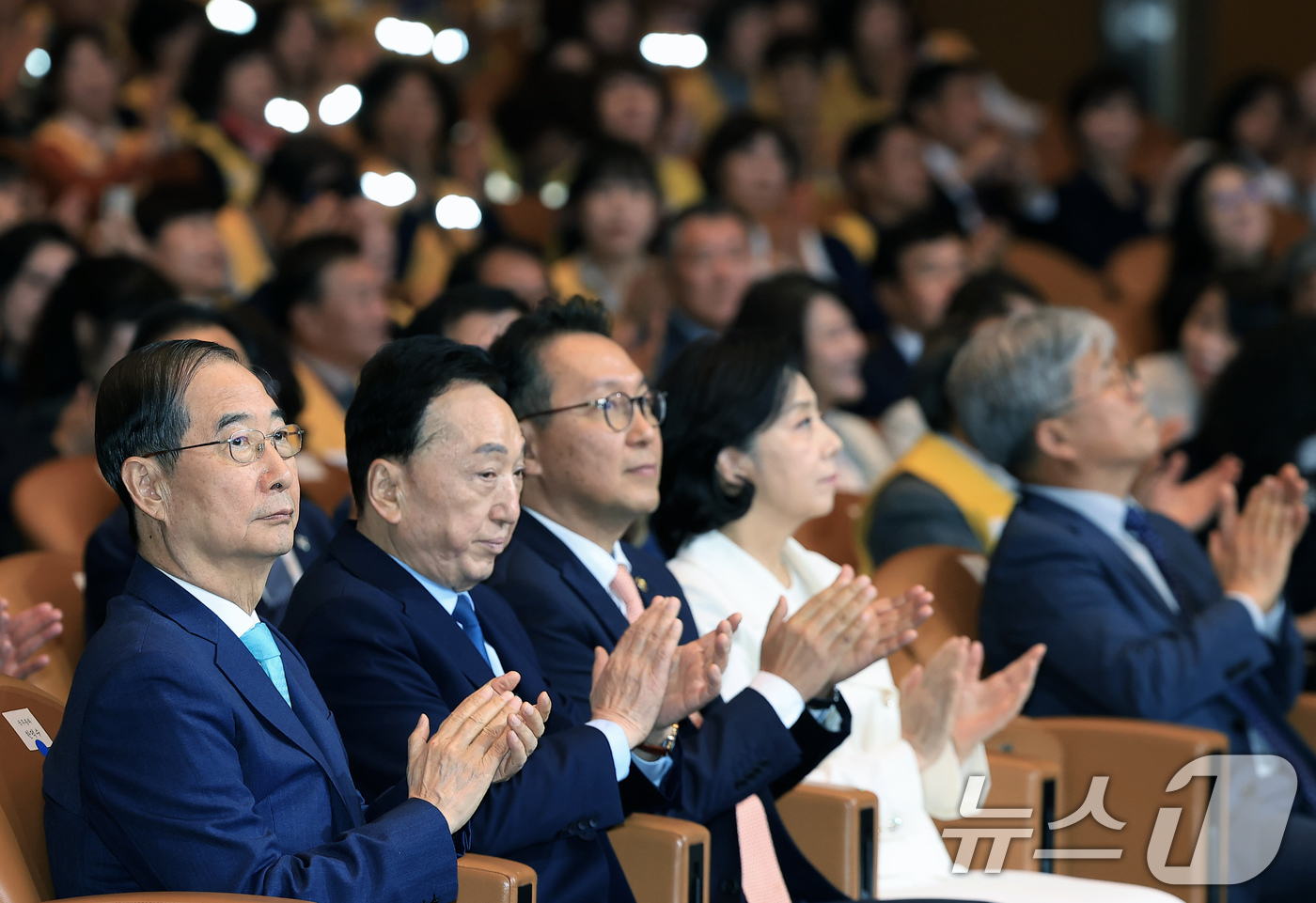 (서울=뉴스1) 박정호 기자 = 한덕수 국무총리가 18일 오후 서울 강남구 삼성동 코엑스 오디토리움에서 열린 대한적십자사 119주년 기념식에 참석해 손뼉을 치고 있다. 2024.1 …