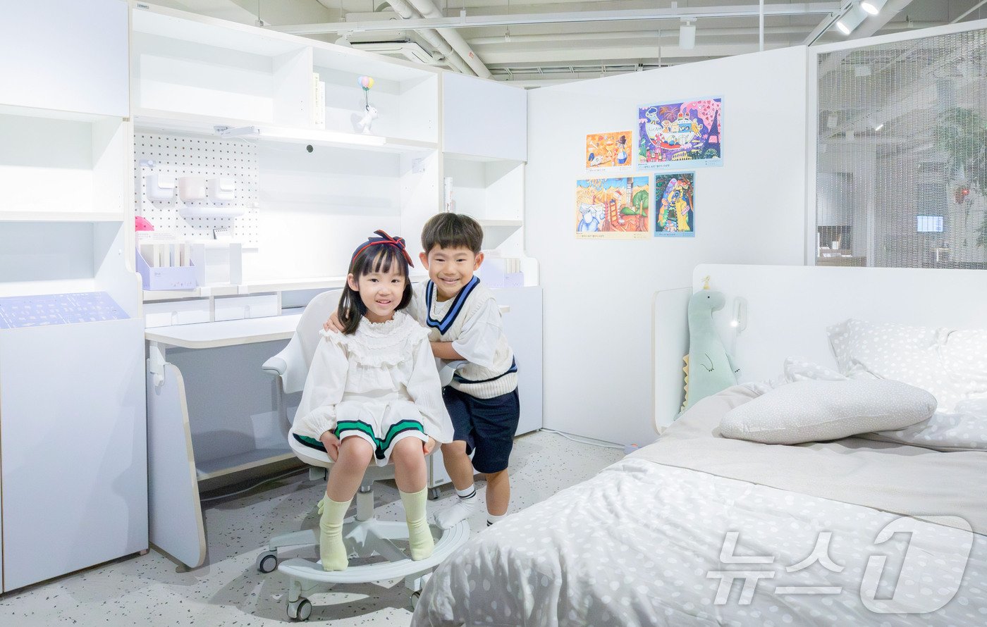 본문 이미지 - 서울 강남구 리바트토탈 강남 매장에서 모델들이 현대리바트의 키즈 가구 '코이 시리즈'를 체험하고 있다. (현대백화점그룹 제공) 2024.7.4/뉴스1