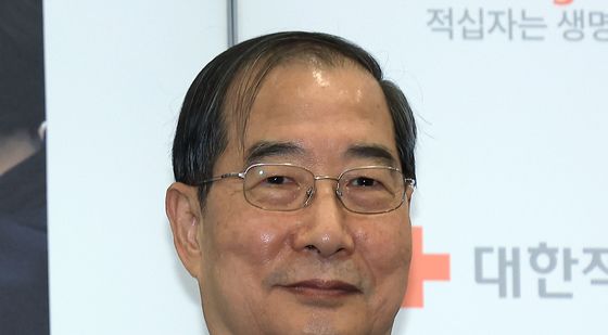 손가락 하트 포즈 취한 한덕수 총릴