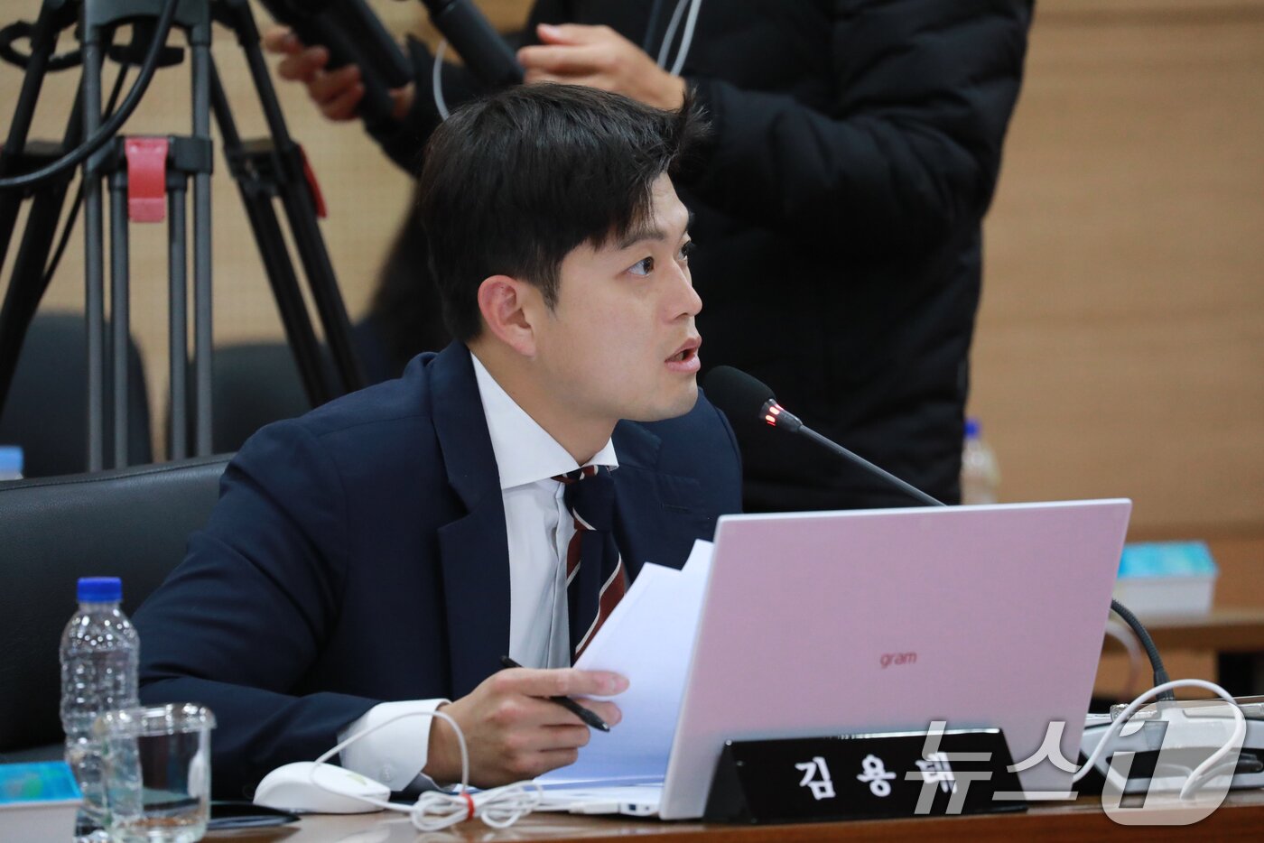 본문 이미지 - 국민의힘 김용태 의원이 지난해 10월 18일 충북대학교에서 열린 국회 교육위원회의 충북대와 충남대, 충북대병원, 충남대병원 대상 국정감사에서 질의하고 있다. 2024.10.18/뉴스1 ⓒ News1 김용빈 기자