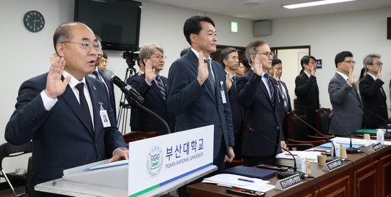 [국감]대표 선서하는 최재원 부산대 총장