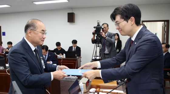 [국감]선서문 전달하는 최재원 부산대 총장