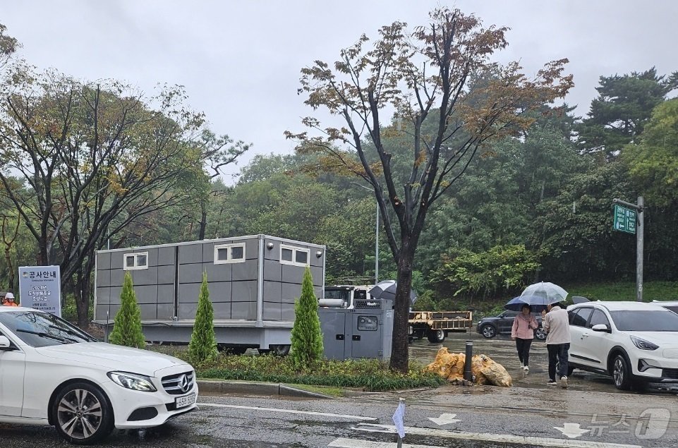 본문 이미지 -  성수대교 사고 희생자 위령탑에서 짧은 길이의 횡단보도를 건너면 나오는 주차장. 2024.10.18. 오현주 기자