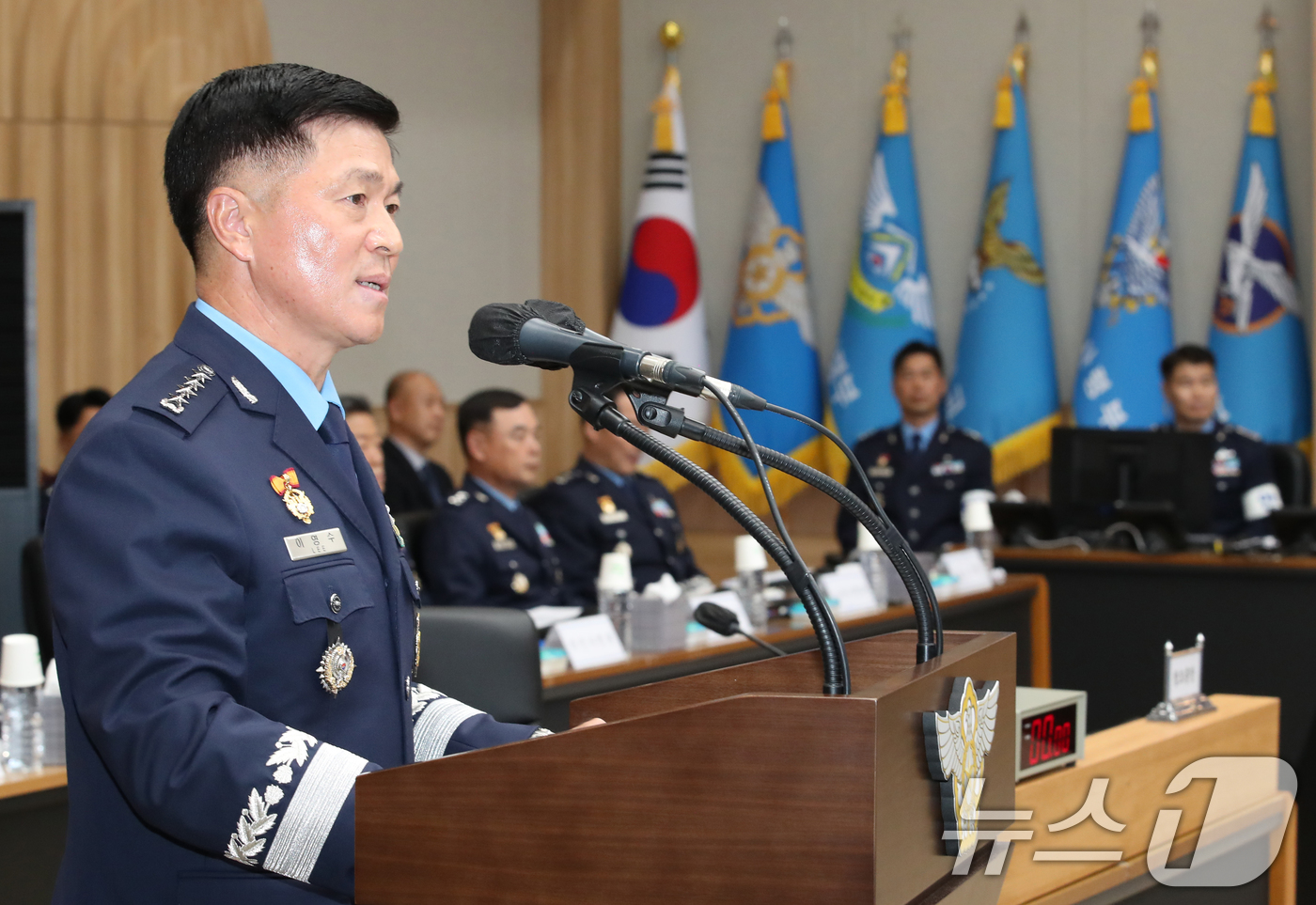 (대전=뉴스1) 김기태 기자 = 이영수 공군 참모총장이 18일 충남 계룡대에서 열린 국회 국방위원회의 공군본부에 대한 국정감사에서 업무현황을 보고하고 있다. 2024.10.18/뉴 …