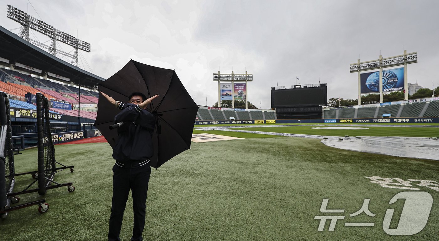 본문 이미지 - 김시진 KBO 경기감독관이 18일 오후 서울 송파구 잠실야구장에서 예정된 '2024 신한 SOL 뱅크 KBO 포스트시즌' 플레이오프 4차전 삼성 라이온즈와 LG 트윈스의 경기의 우천 순연을 알리고 있다. 이날 취소된 경기는 19일 오후 2시에 잠실야구장에서 열린다. 2024.10.18/뉴스1 ⓒ News1 김도우 기자