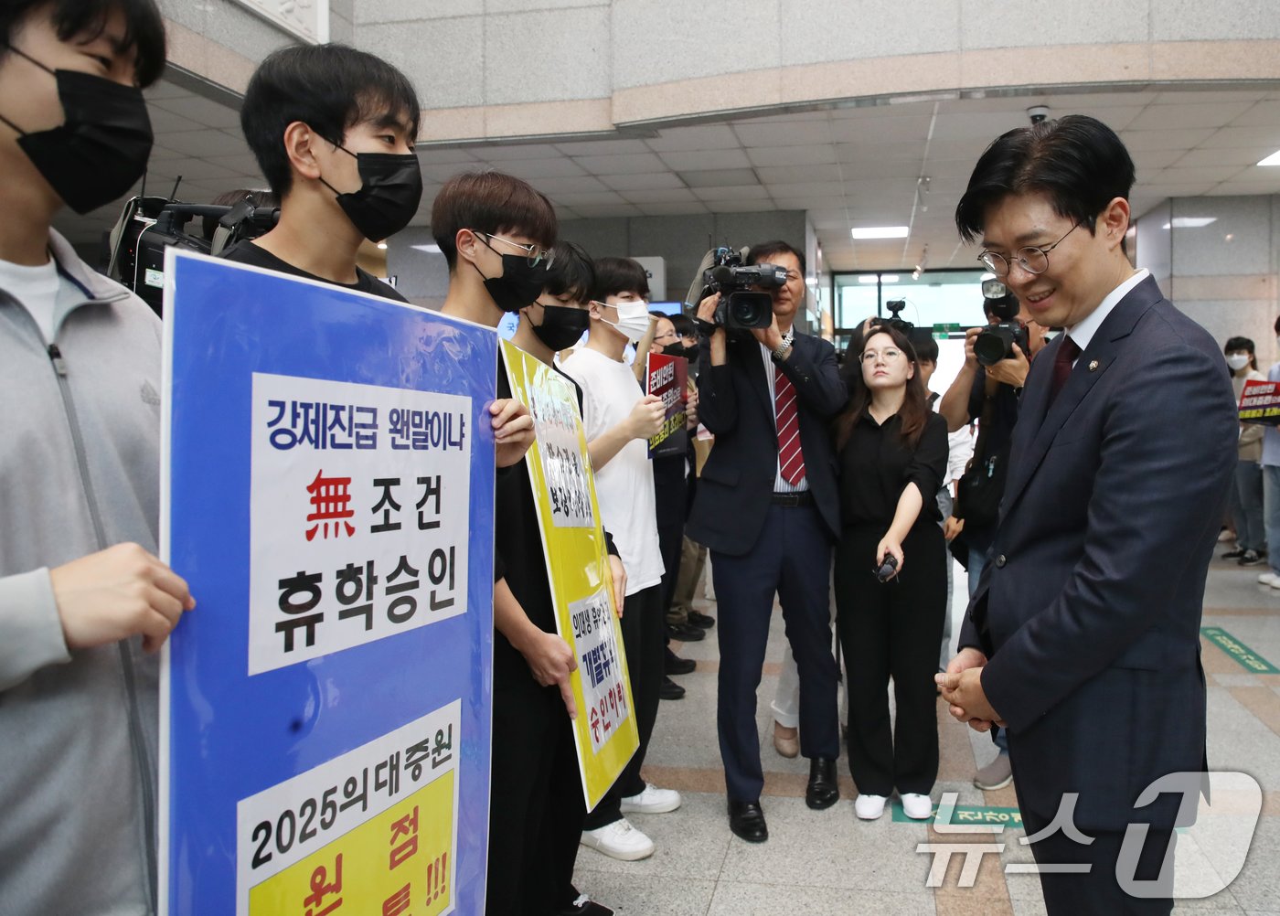 조정훈 국회 교육위원회 감사반장이 18일 오후 부산 금정구 부산대학교에서 열린 국회 교육위원회의 부산대, 경상국립대, 부산대병원, 부산대치과병원, 경상국립대병원에 대한 국정감사에 앞서 조건 없는 학생 휴학과 대학의 자율성을 촉구하며 피켓 시위를 하는 부산대 의과대학 비상시국 정책대응위원회 소속 교수, 학생들과 대화하고 있다. 2024.10.18/뉴스1 ⓒ News1 윤일지 기자