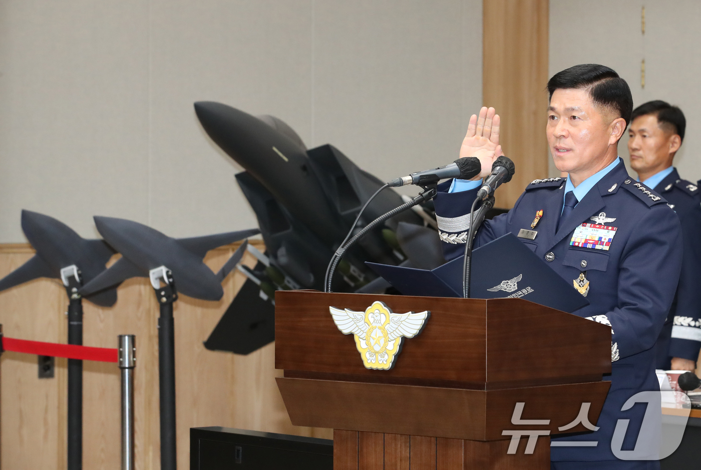 (대전=뉴스1) 김기태 기자 = 이영수 공군 참모총장이 18일 충남 계룡대에서 열린 국회 국방위원회의 공군본부에 대한 국정감사에서 증인선서를 하고 있다. 2024.10.18/뉴스1 …