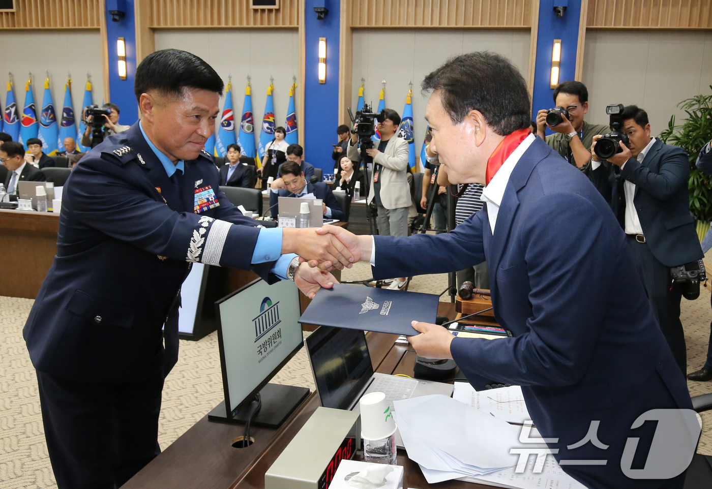 (대전=뉴스1) 김기태 기자 = 이영수 공군 참모총장이 18일 충남 계룡대에서 열린 국회 국방위원회의 공군본부에 대한 국정감사에서 성일종 위원장에게 선서문을 제출하고 있다. 202 …