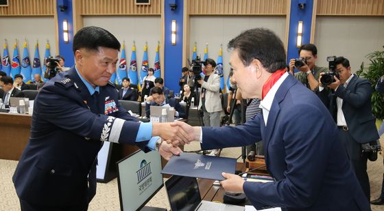 [국감]증인선서문 제출하는 이영수 공군참모총장