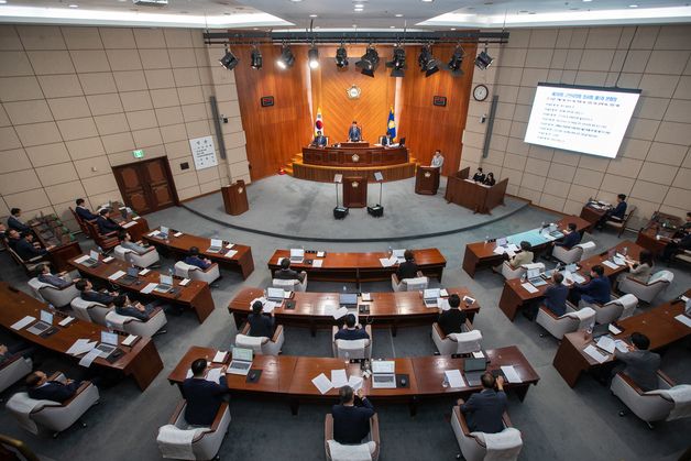 군산시의원, 발언시간 제한한 상임위원장  뺨 때려