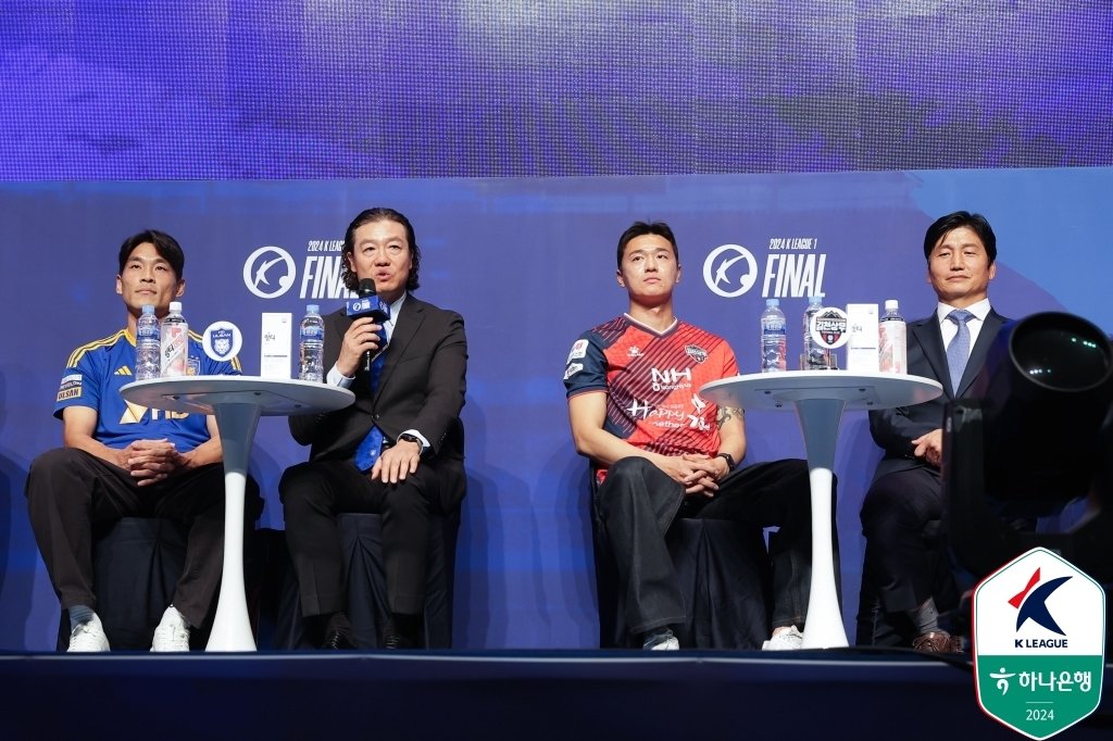 본문 이미지 - 왼쪽부터 울산HD의 김기희와 김판곤 감독, 김천 상무의 김민덕과 정정용 감독. (한국프로축구연맹 제공)