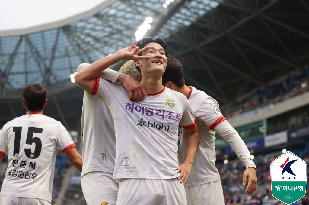 본문 이미지 - 선두 울산HD에 승점 6차로 뒤진 3위 강원FC도 우승의 꿈을 포기하지 않았다. (한국프로축구연맹 제공)