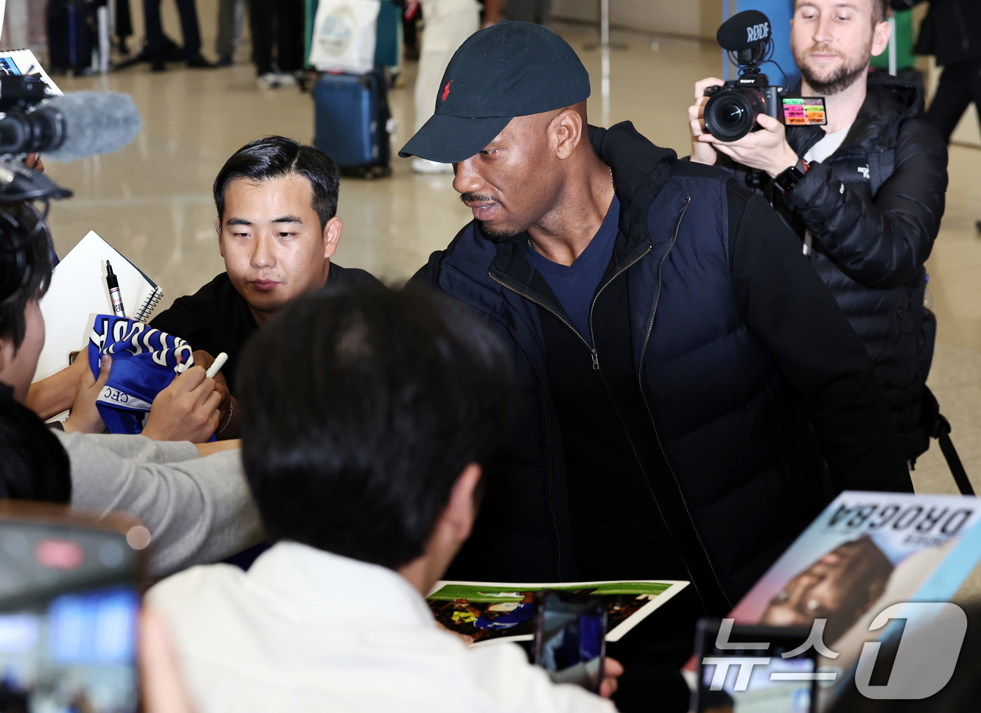 (인천공항=뉴스1) 구윤성 기자 = '2024 넥슨 아이콘 매치'(ICONS MATCH)에 출전하는 디디에 드로그바와 티에리 앙리가 18일 오후 인천국제공항 제2여객터미널을 통해 …