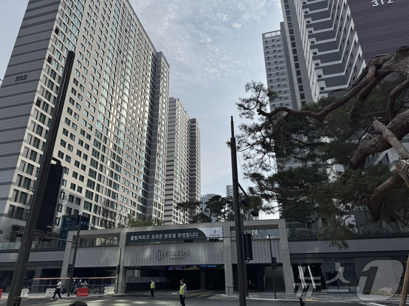 본문 이미지 - 17일 서울 강동구 올림픽파크포레온의 모습. 2024.10.17/뉴스1 ⓒ News1 한지명 기자