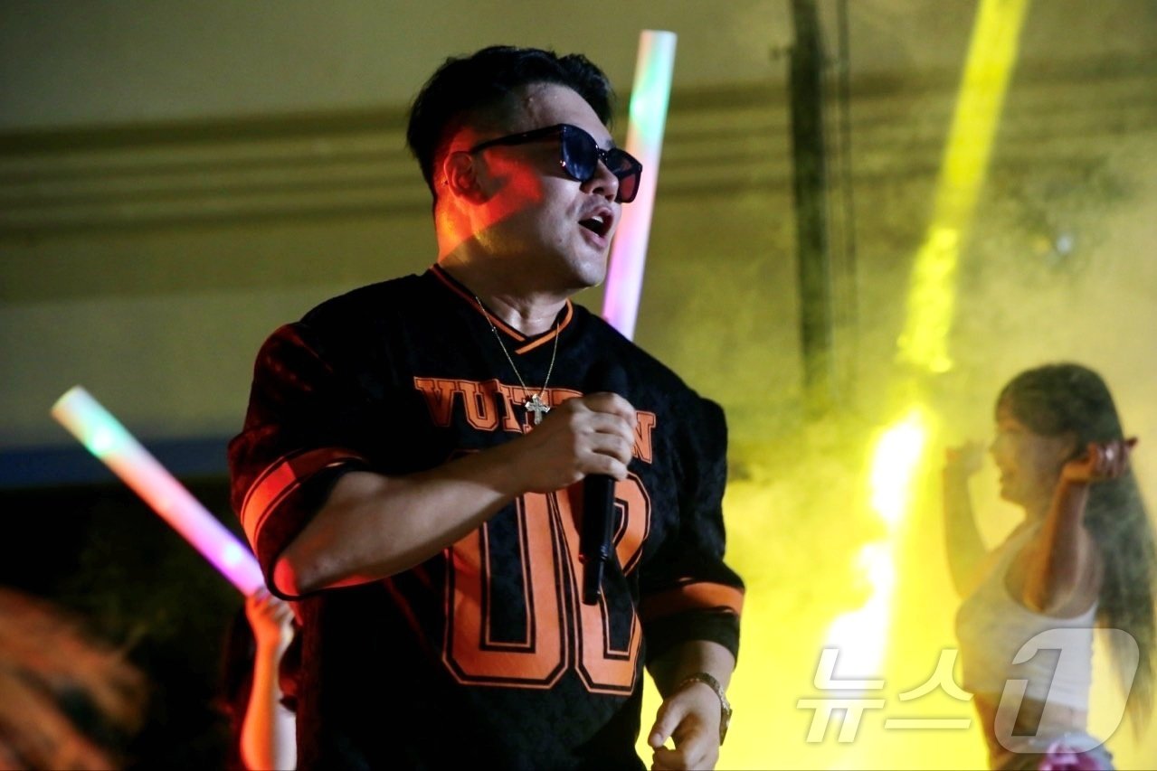 본문 이미지 - 디제잉 공연을 하고 있는 임대진 수의사&#40;독자 제공&#41; ⓒ 뉴스1