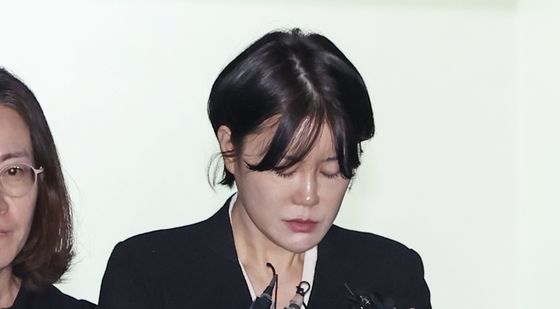 고개 숙인 문다혜