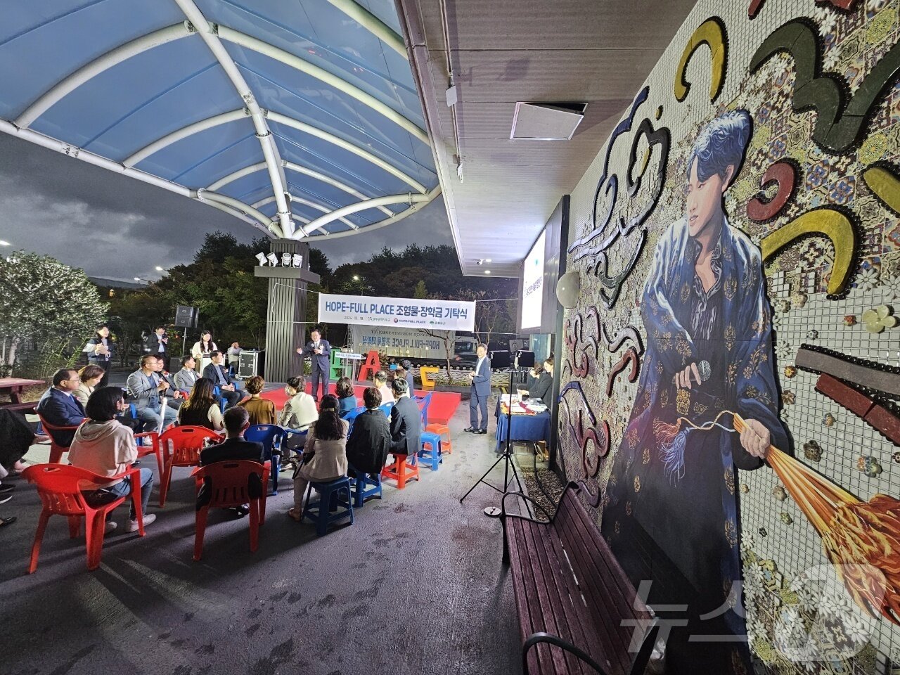 본문 이미지 -  광주 북구 남도향토음식박물관 야외 테라스에서 열린 HOPE STREET & J-HOPE 일본 서포터즈 간 조형물 기탁·제막식에서 문인 북구청장과 HOPE-FULL PLACE 대표, 김은영 초록우산 광주지역 본부장이 제막 퍼포먼스를 하고 있다. (광주 북구 제공)2024.10.18 ⓒ  