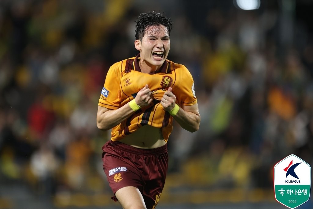 본문 이미지 - 광주FC 변준수가 18일 열린 K리그1 2024 34라운드 대구FC와 홈 경기에서 후반 32분 선제골을 넣은 뒤 기뻐하고 있다. (한국프로축구연맹 제공)