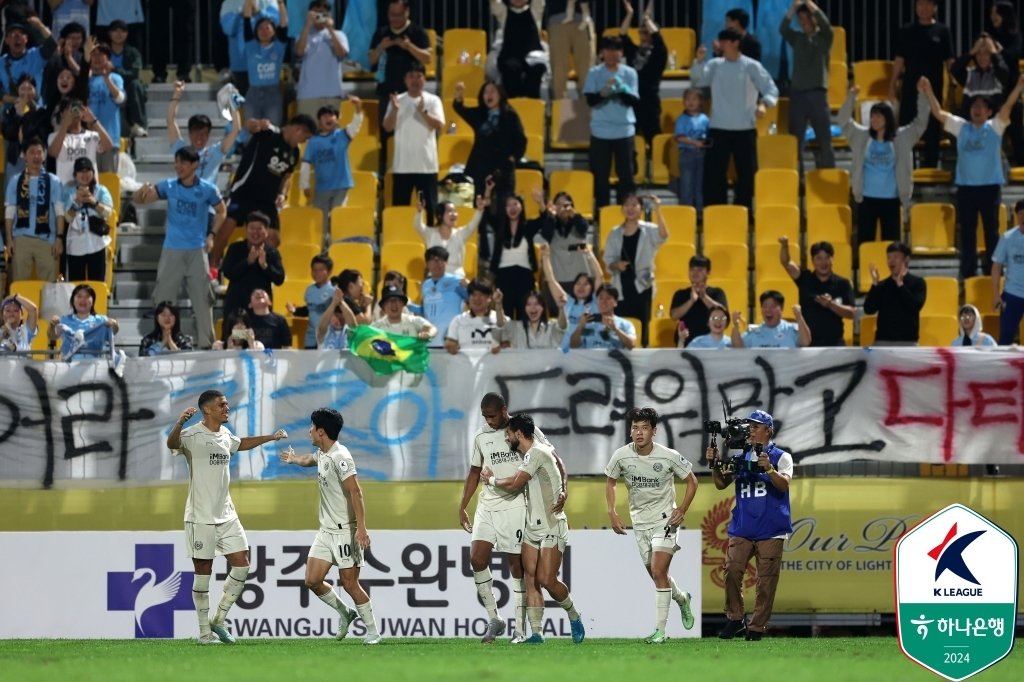 대구FC 선수들이 18일 열린 K리그1 2024 34라운드 광주FC와 원정 경기에서 후반 39분 에드가의 동점 골이 터진 후 기뻐하고 있다. &#40;한국프로축구연맹 제공&#41;