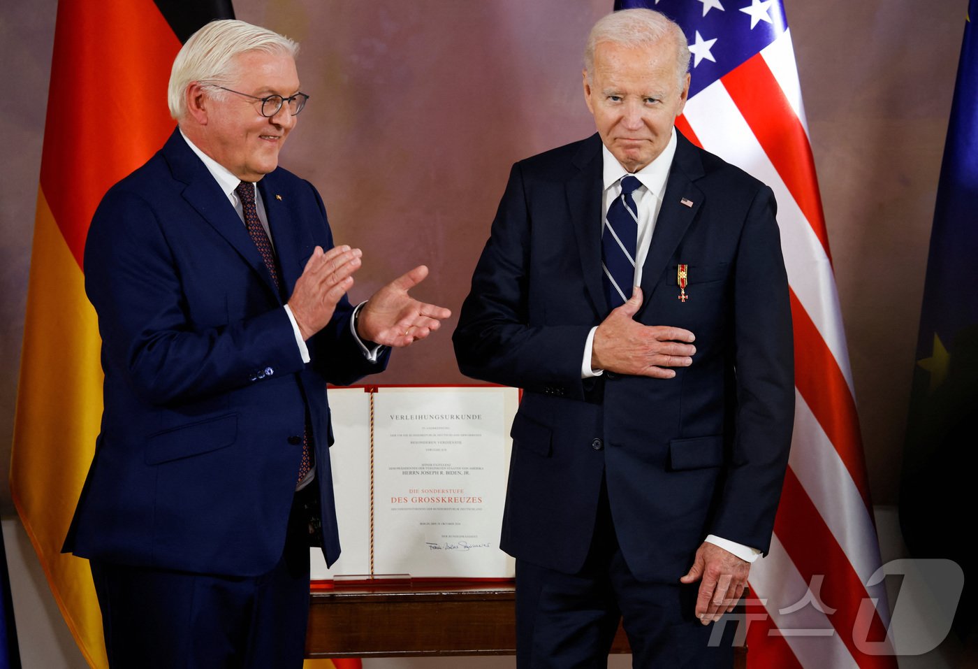 본문 이미지 - 독일 방문 중인 조 바이든 미국 대통령이 18일(현지시간) 베를린 벨뷰 궁전에서 프랑크-발터 슈타인마이어 대통령으로부터 독일 최고 영예인 대십자 특별 공로 훈장을 수여받은 후 인사하고 있다. ⓒ 로이터=뉴스1 ⓒ News1 류정민 특파원