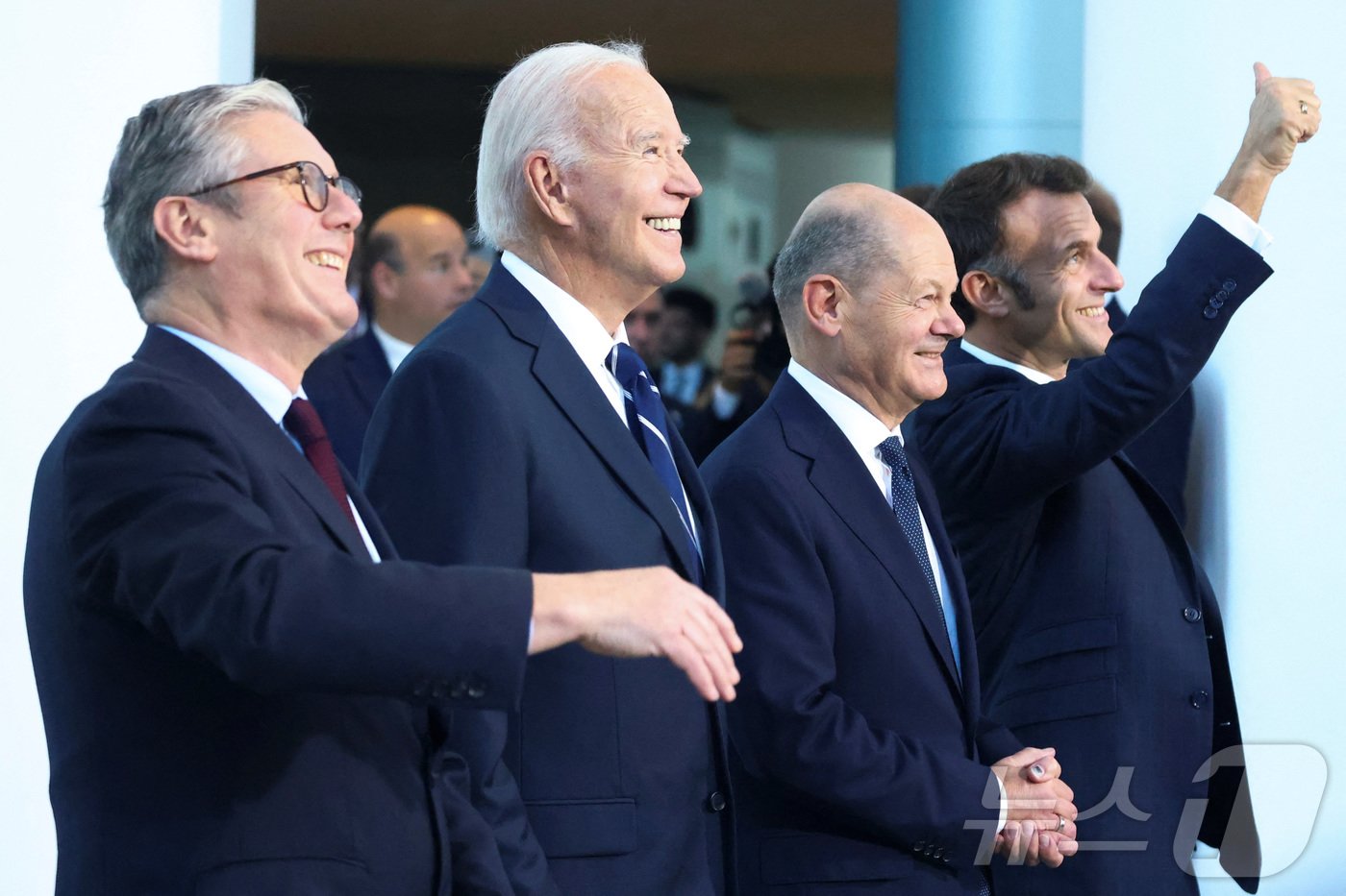 본문 이미지 - 18일(현지시간) 케이어 스타머 영국 총리(사진 왼쪽부터), 조 바이든 미국 대통령, 올라프 숄츠 독일 총리, 에마뉘엘 마크롱 프랑스 대통령이 독일 베를린의 총리실에서 사진을 찍기 위해 포즈를 취하고 있다. ⓒ 로이터=뉴스1 ⓒ News1 류정민 특파원