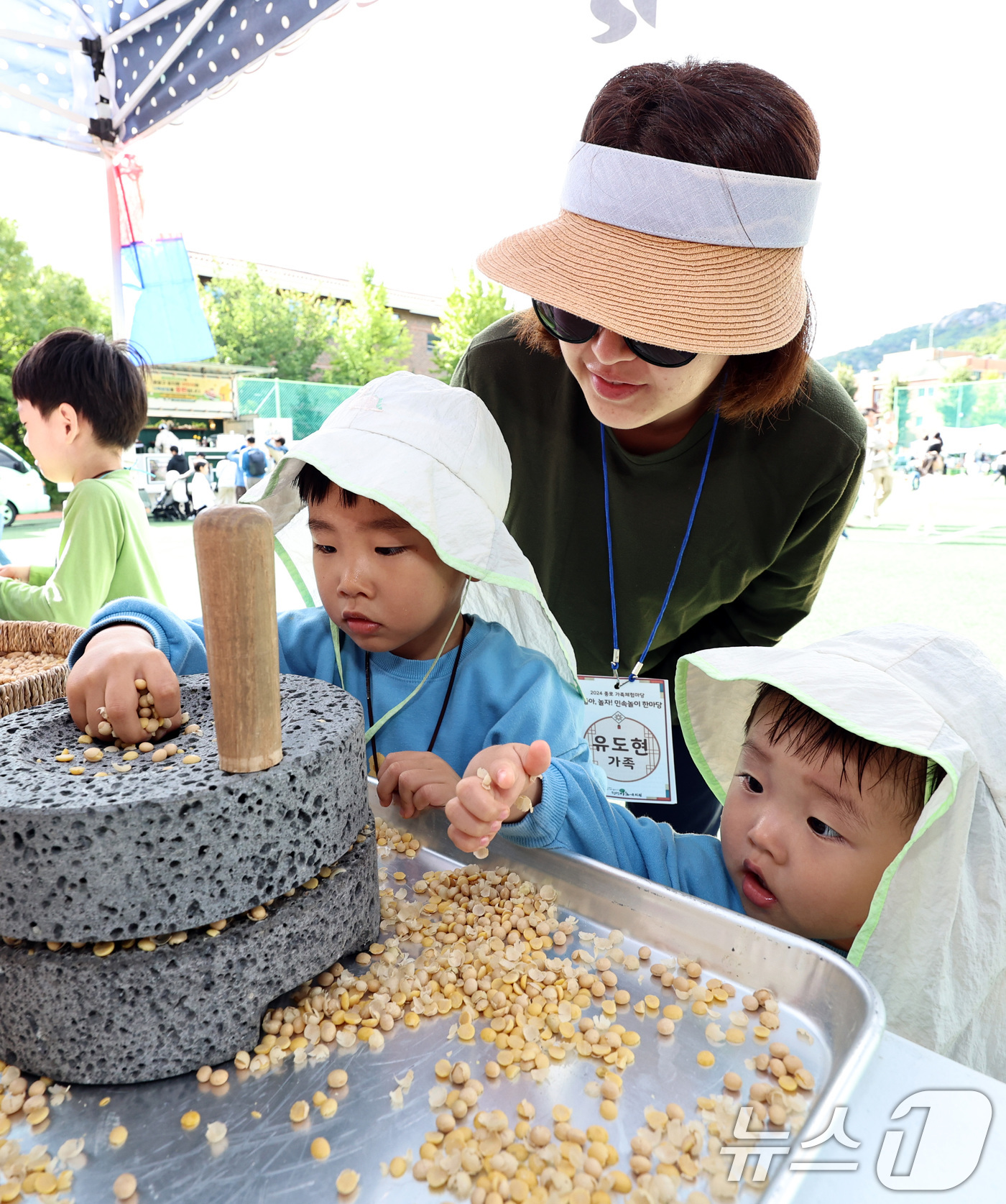 (서울=뉴스1) 구윤성 기자 = 주말인 19일 오전 서울 종로구 경복고등학교에서 열린 유치원 연합행사 '얘들아, 놀자! 민속놀이 한마당'에서 어린이들이 가족과 함께 맷돌 체험을 하 …