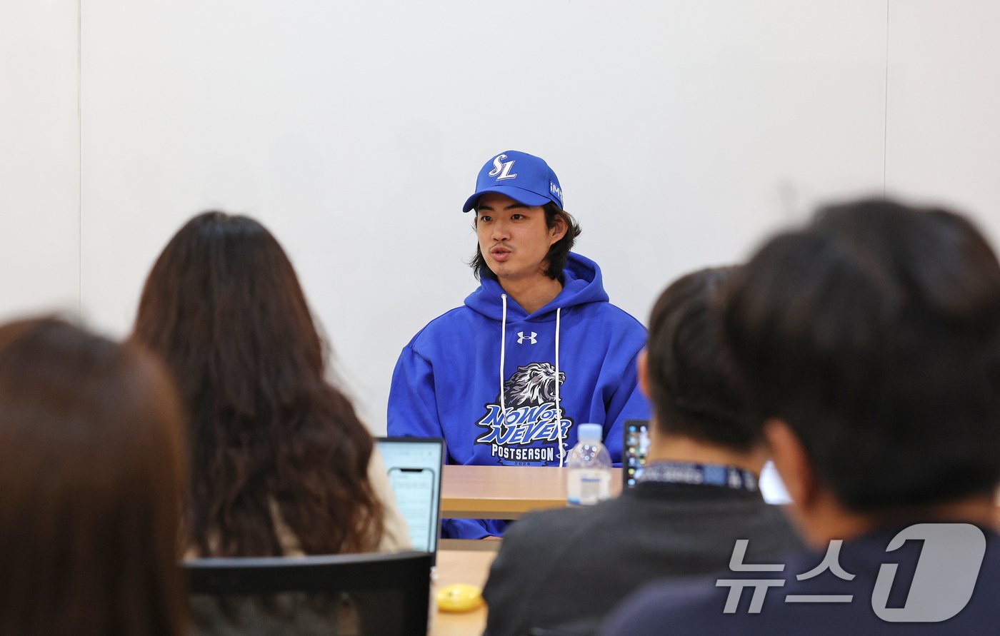 19일 오후 서울 송파구 잠실야구장에서 열리는 프로야구 &#39;2024 신한 SOL 뱅크 KBO 포스트시즌&#39; 플레이오프 4차전 삼성 라이온즈와 LG 트윈스의 경기에 앞서 삼성 구자욱이 인터뷰를 하고 있다. 2024.10.19/뉴스1 ⓒ News1 장수영 기자