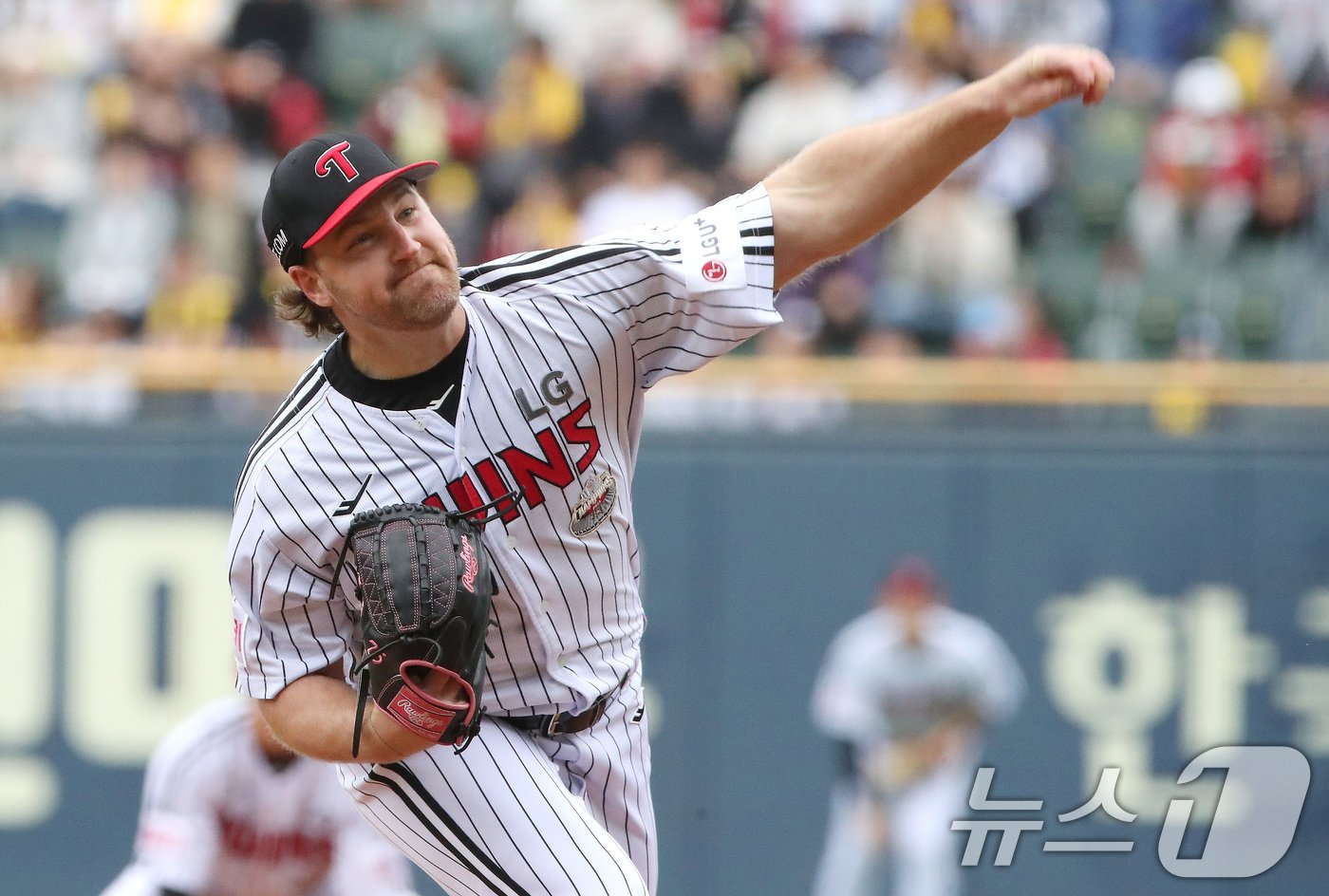 19일 오후 서울 송파구 잠실야구장에서 열린 프로야구 &#39;2024 신한 SOL 뱅크 KBO 포스트시즌&#39; 플레이오프 4차전 삼성 라이온즈와 LG 트윈스의 경기에서 LG 선발투수 엔스가 역투하고 있다. 2024.10.19/뉴스1 ⓒ News1 임세영 기자