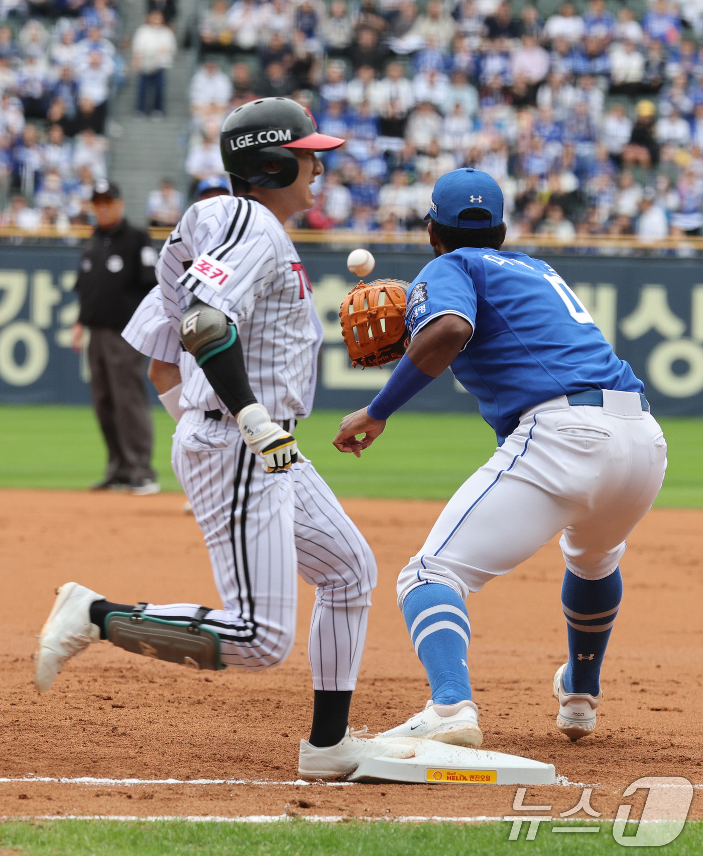 (서울=뉴스1) 장수영 기자 = 19일 오후 서울 송파구 잠실야구장에서 열린 프로야구 '2024 신한 SOL 뱅크 KBO 포스트시즌' 플레이오프 4차전 삼성 라이온즈와 LG 트윈스 …