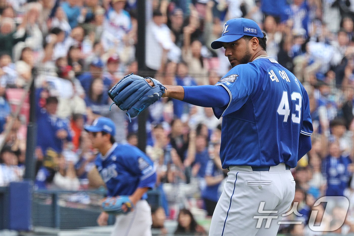 19일 오후 서울 송파구 잠실야구장에서 열린 프로야구 &#39;2024 신한 SOL 뱅크 KBO 포스트시즌&#39; 플레이오프 4차전 삼성 라이온즈와 LG 트윈스의 경기, 1회말 삼성 선발 레예스가 1사 1루 상황에서 오스틴을 상대로 병살처리 한 뒤 강민호를 가리키고 있다. 2024.10.19/뉴스1 ⓒ News1 장수영 기자