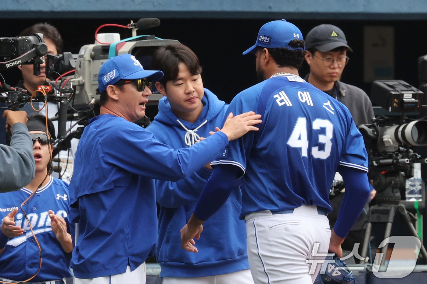 19일 오후 서울 송파구 잠실야구장에서 열린 프로야구 &#39;2024 신한 SOL 뱅크 KBO 포스트시즌&#39; 플레이오프 4차전 삼성 라이온즈와 LG 트윈스의 경기, 1회말 삼성 선발 레예스가 1사 1루 상황에서 오스틴을 상대로 병살처리 한 뒤 더그아웃에 들어가고 있다. 2024.10.19/뉴스1 ⓒ News1 장수영 기자