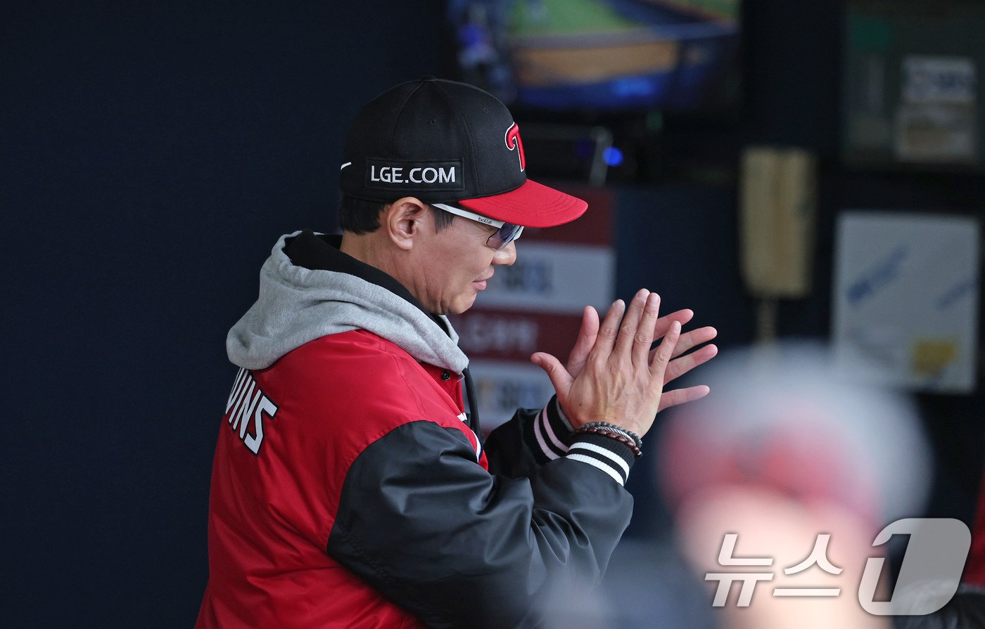 본문 이미지 - 19일 오후 서울 송파구 잠실야구장에서 열린 프로야구 '2024 신한 SOL 뱅크 KBO 포스트시즌' 플레이오프 4차전 삼성 라이온즈와 LG 트윈스의 경기, LG 염경엽 감독이 박수를 치고 있다. 2024.10.19/뉴스1 ⓒ News1 장수영 기자
