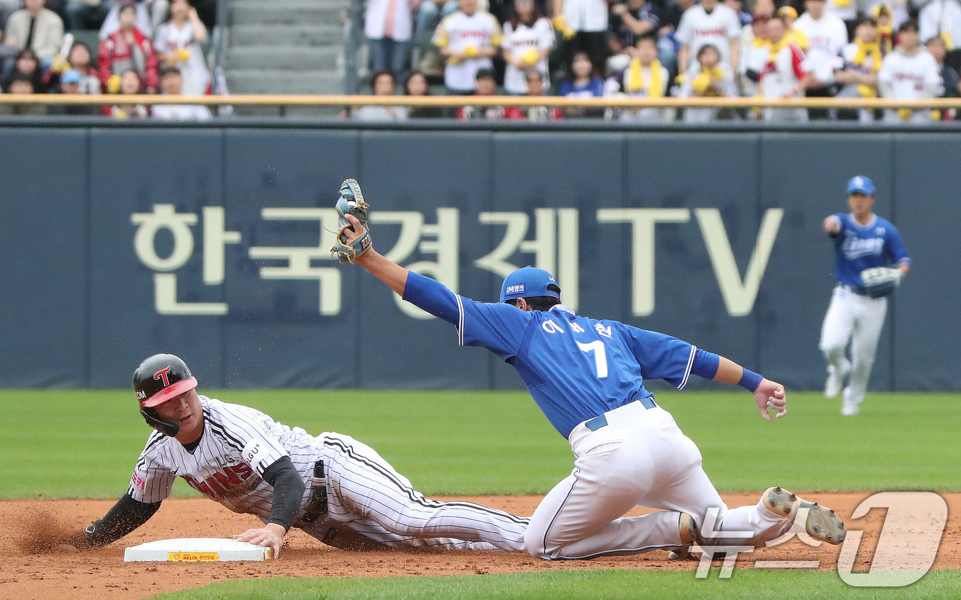 (서울=뉴스1) 임세영 기자 = 19일 오후 서울 송파구 잠실야구장에서 열린 프로야구 '2024 신한 SOL 뱅크 KBO 포스트시즌' 플레이오프 4차전 삼성 라이온즈와 LG 트윈스 …