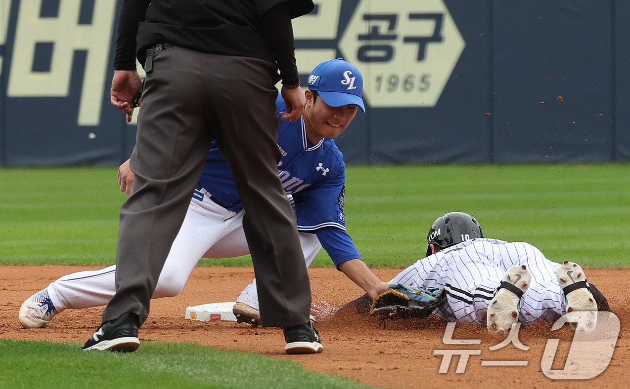 19일 오후 서울 송파구 잠실야구장에서 열린 프로야구 &#39;2024 신한 SOL 뱅크 KBO 포스트시즌&#39; 플레이오프 4차전 삼성 라이온즈와 LG 트윈스의 경기, 2회말 LG공격 1사 1루 상황에서 1루주자 오지환이 도루를 시도했으나 아웃되고 있다. 2024.10.19/뉴스1 ⓒ News1 장수영 기자