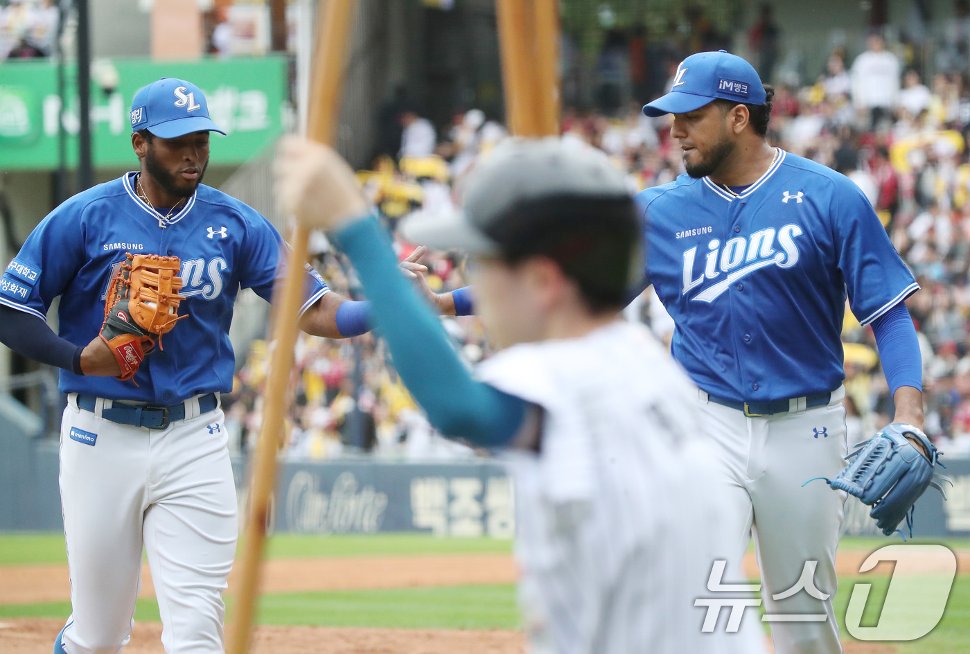 (서울=뉴스1) 임세영 기자 = 19일 오후 서울 송파구 잠실야구장에서 열린 프로야구 '2024 신한 SOL 뱅크 KBO 포스트시즌' 플레이오프 4차전 삼성 라이온즈와 LG 트윈스 …