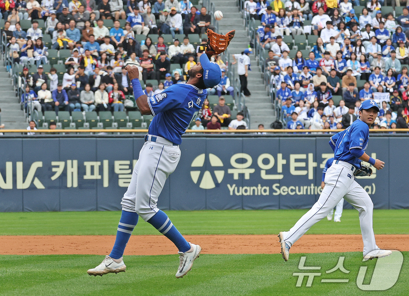 (서울=뉴스1) 장수영 기자 = 19일 오후 서울 송파구 잠실야구장에서 열린 프로야구 '2024 신한 SOL 뱅크 KBO 포스트시즌' 플레이오프 4차전 삼성 라이온즈와 LG 트윈스 …