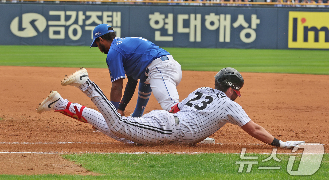 (서울=뉴스1) 장수영 기자 = 19일 오후 서울 송파구 잠실야구장에서 열린 프로야구 '2024 신한 SOL 뱅크 KBO 포스트시즌' 플레이오프 4차전 삼성 라이온즈와 LG 트윈스 …