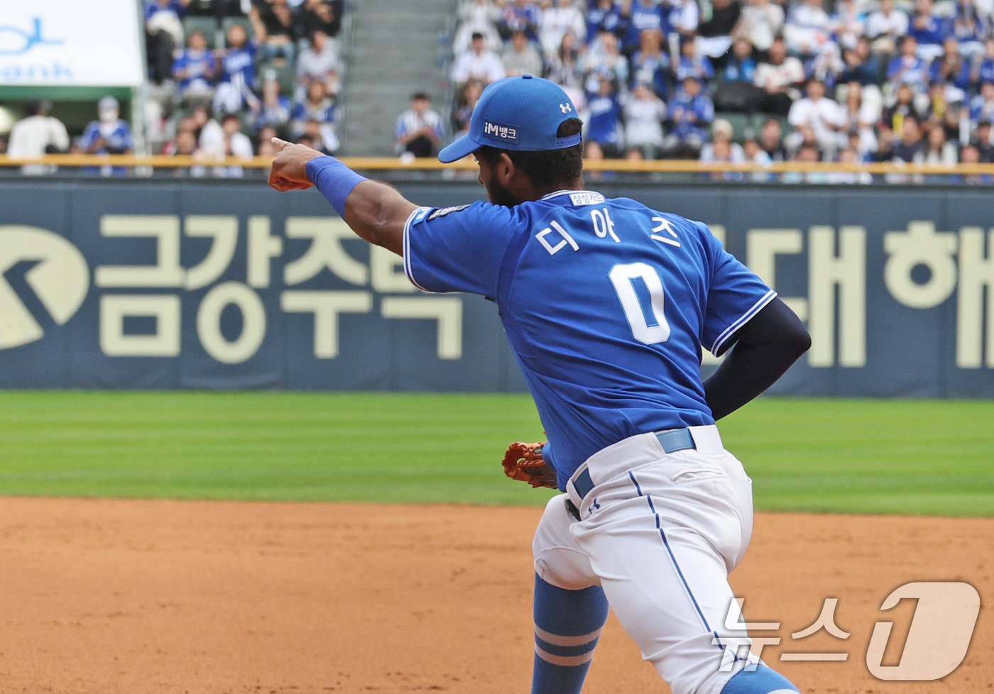 (서울=뉴스1) 장수영 기자 = 19일 오후 서울 송파구 잠실야구장에서 열린 프로야구 '2024 신한 SOL 뱅크 KBO 포스트시즌' 플레이오프 4차전 삼성 라이온즈와 LG 트윈스 …