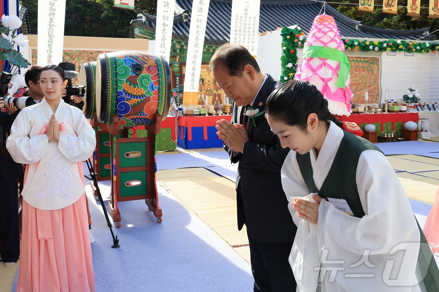 (서울=뉴스1) = 이상민 행정안전부 장관이 19일 오전 서울 은평구 소재 진관사에서 열린 '24년 진관사 국행수륙재 기념식에 참석해 헌화하고 있다. (행정안전부 제공) 2024. …