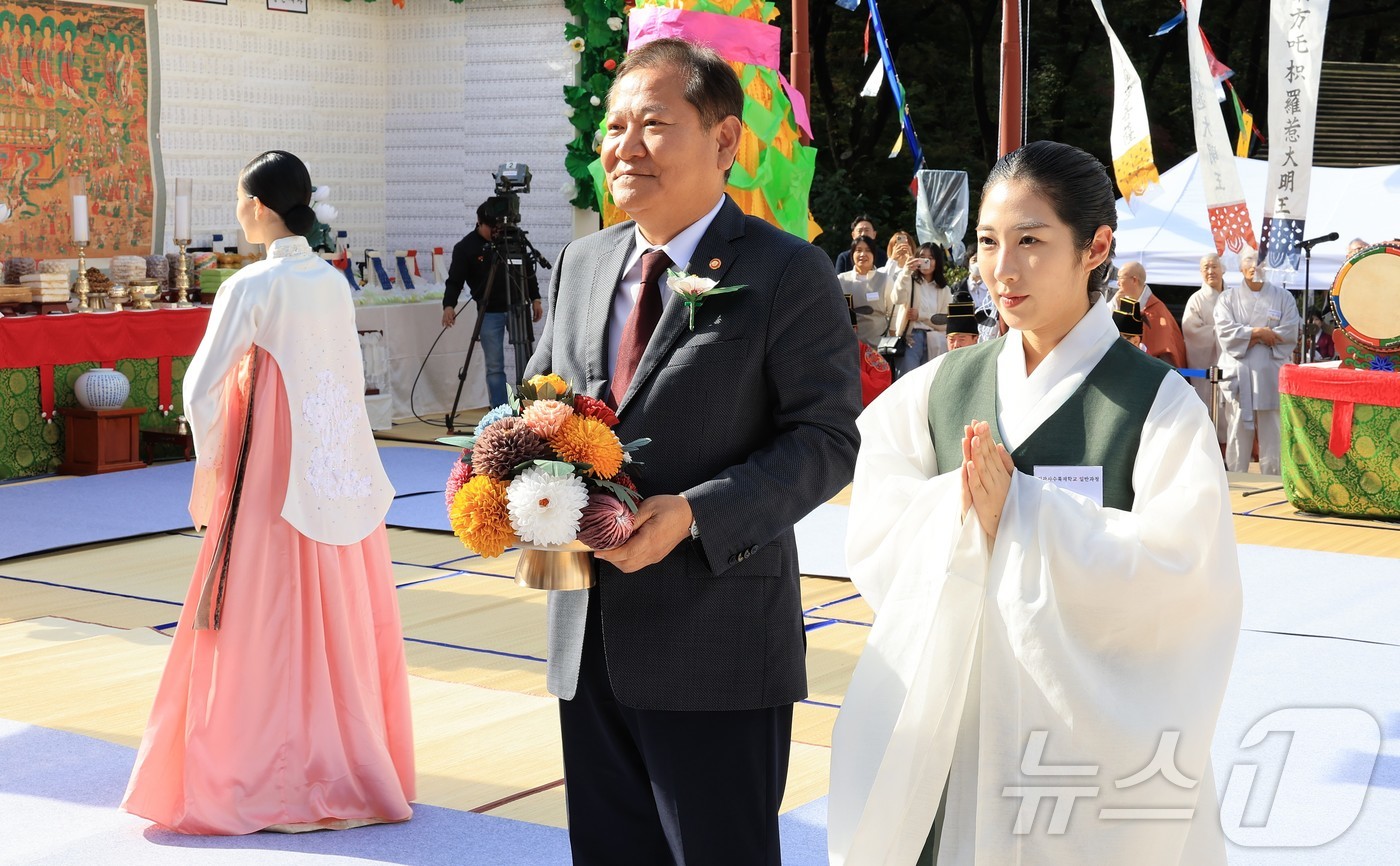 (서울=뉴스1) = 이상민 행정안전부 장관이 19일 오전 서울 은평구 소재 진관사에서 열린 '24년 진관사 국행수륙재 기념식에 참석해 헌화하고 있다. (행정안전부 제공) 2024. …