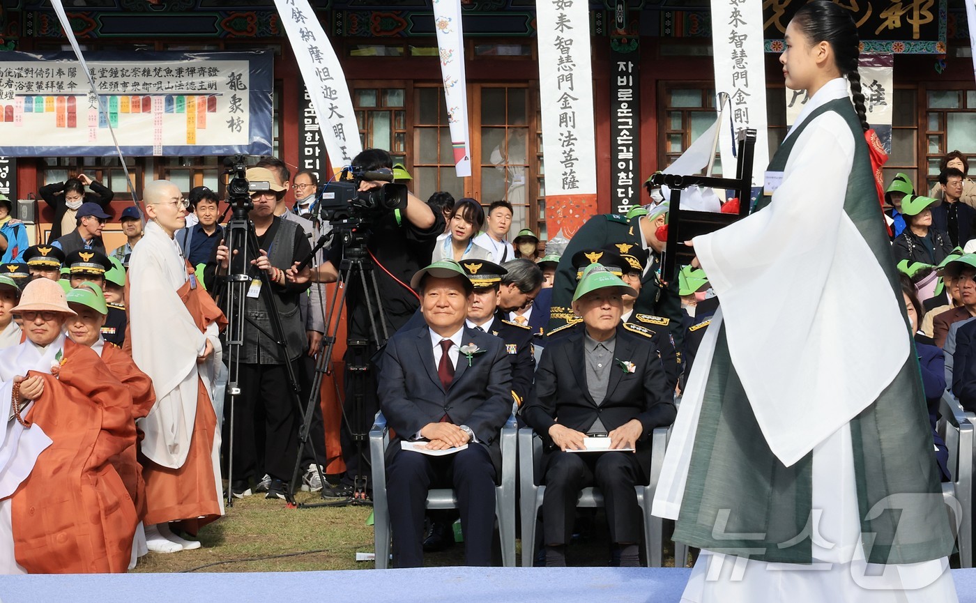 (서울=뉴스1) = 이상민 행정안전부 장관이 19일 오전 서울 은평구 소재 진관사에서 열린 '24년 진관사 국행수륙재 기념식에 참석해  있다. (행정안전부 제공) 2024.10.1 …