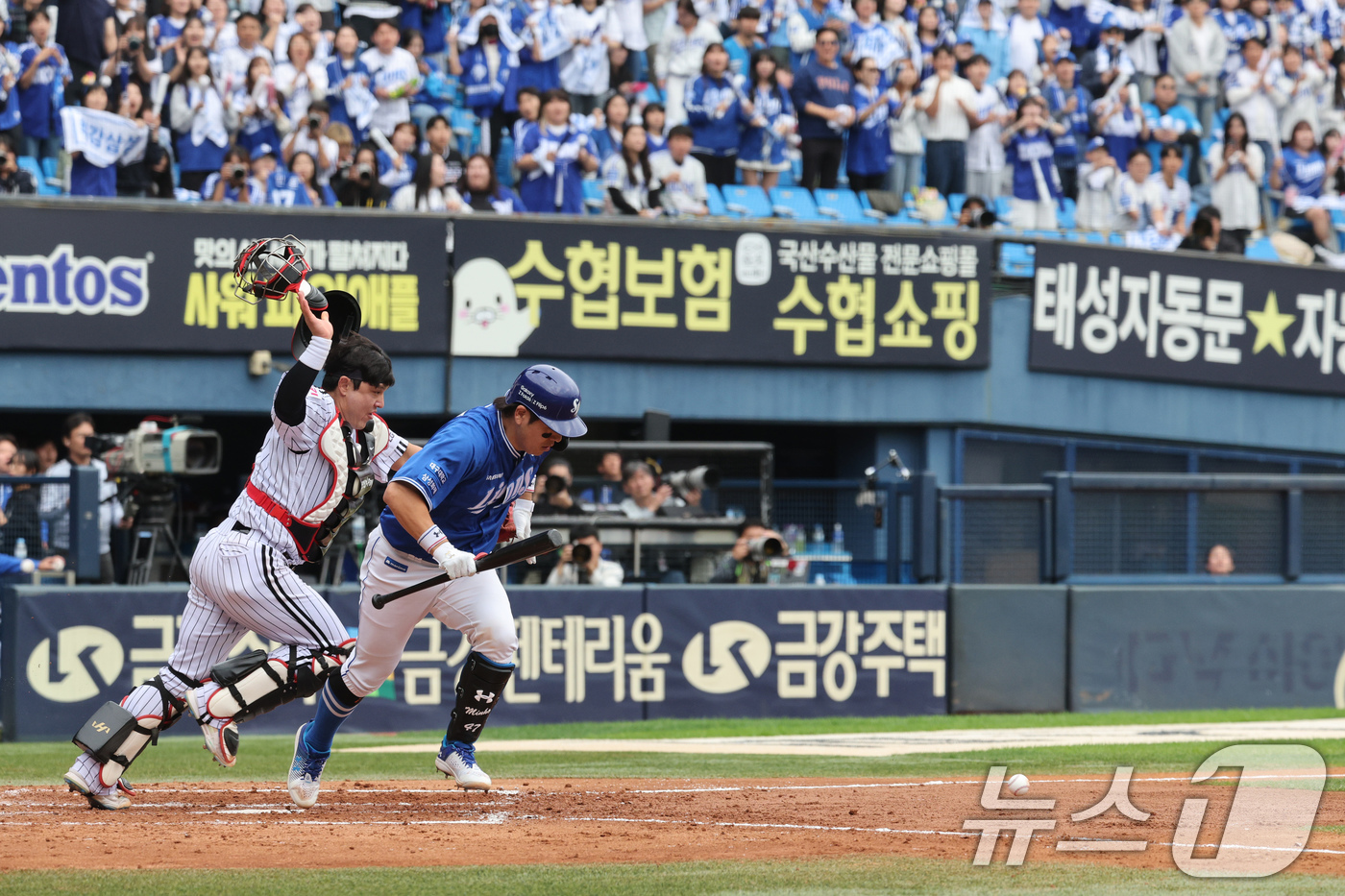 (서울=뉴스1) 장수영 기자 = 19일 오후 서울 송파구 잠실야구장에서 열린 프로야구 '2024 신한 SOL 뱅크 KBO 포스트시즌' 플레이오프 4차전 삼성 라이온즈와 LG 트윈스 …