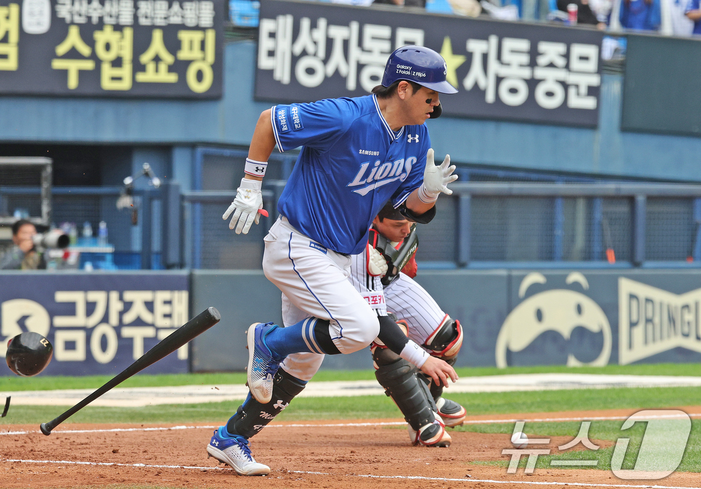 (서울=뉴스1) 장수영 기자 = 19일 오후 서울 송파구 잠실야구장에서 열린 프로야구 '2024 신한 SOL 뱅크 KBO 포스트시즌' 플레이오프 4차전 삼성 라이온즈와 LG 트윈스 …