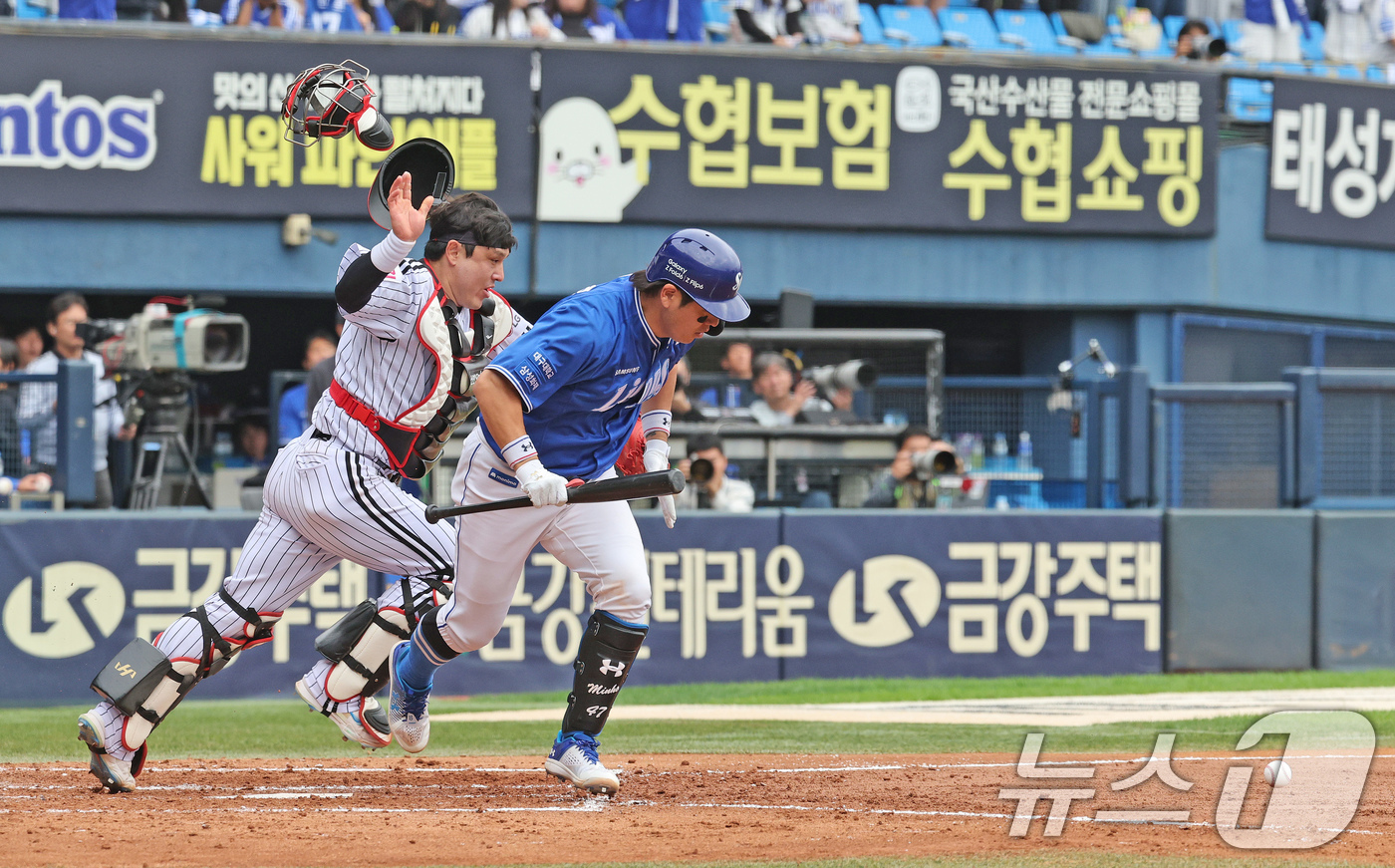 (서울=뉴스1) 장수영 기자 = 19일 오후 서울 송파구 잠실야구장에서 열린 프로야구 '2024 신한 SOL 뱅크 KBO 포스트시즌' 플레이오프 4차전 삼성 라이온즈와 LG 트윈스 …