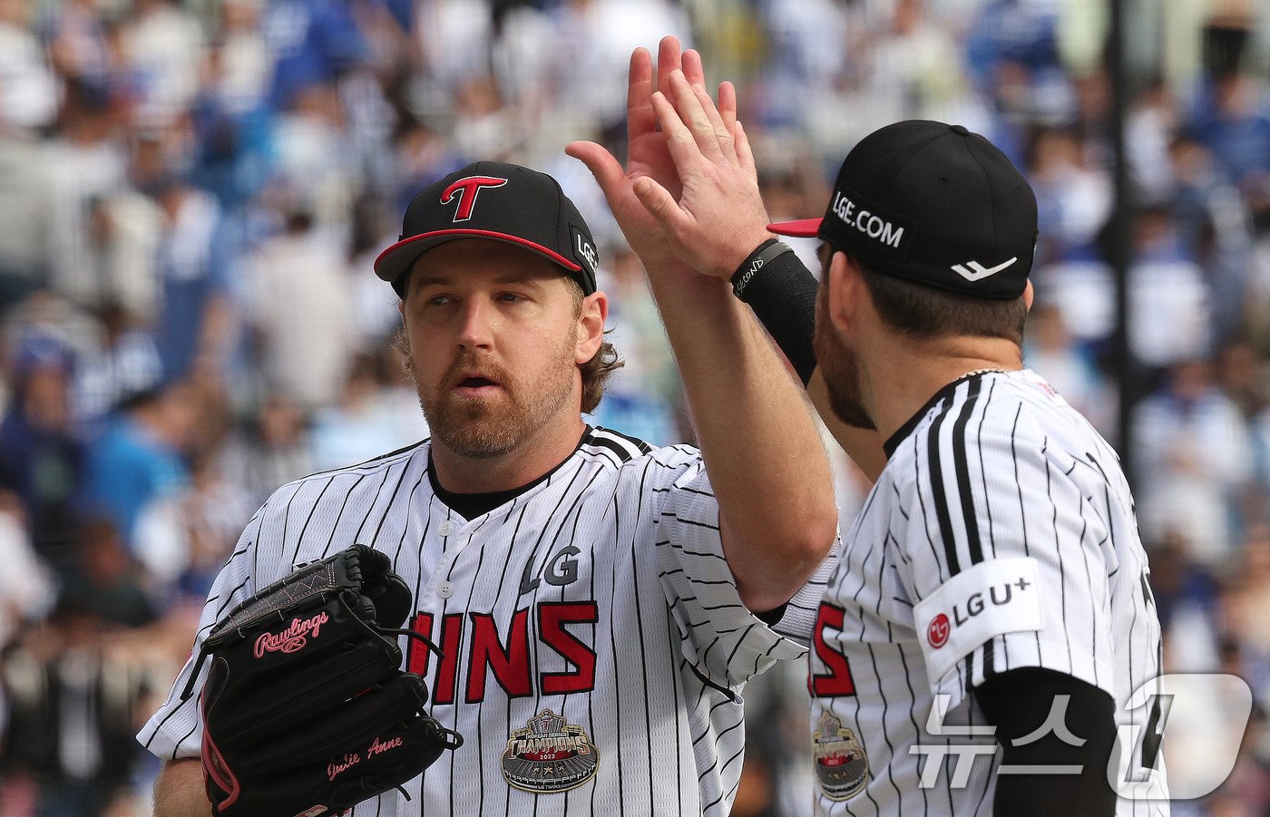 19일 오후 서울 송파구 잠실야구장에서 열린 프로야구 &#39;2024 신한 SOL 뱅크 KBO 포스트시즌&#39; 플레이오프 4차전 삼성 라이온즈와 LG 트윈스의 경기, 6회초 삼성공격 2사 상황에서 LG 선발 엔스가 디아즈를 삼진 처리 한 뒤 오스틴과 하이파이브 하고 있다. 2024.10.19/뉴스1 ⓒ News1 장수영 기자