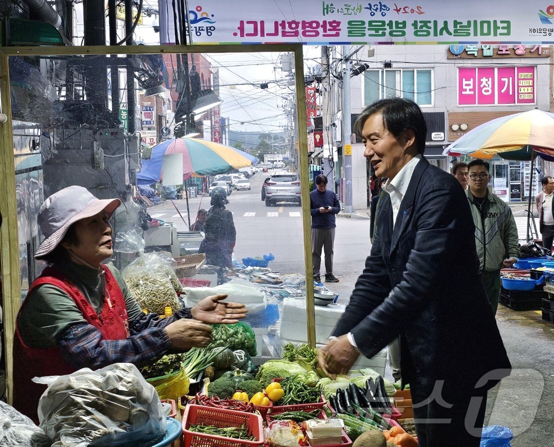 19일 전남 영광터미널시장을 찾은 조국 조국혁신당 대표가 시장 상인들에 &#34;더 열심히 하겠다＂는 낙선 인사를 나누고 있다. 2024.10.19/뉴스1 ⓒ News1 최성국 기자