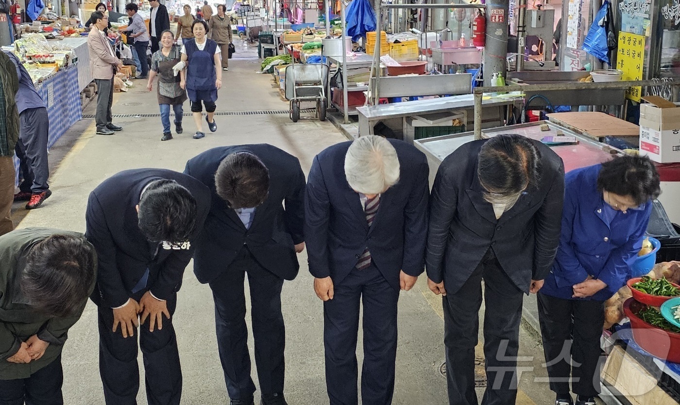 (영광=뉴스1) 최성국 기자 = 조국혁신당 조국 대표와 관계자들이 19일 전남 영광터미널시장을 찾아 시장 상인들에게 인사하고 있다. 2024.10.19/뉴스1