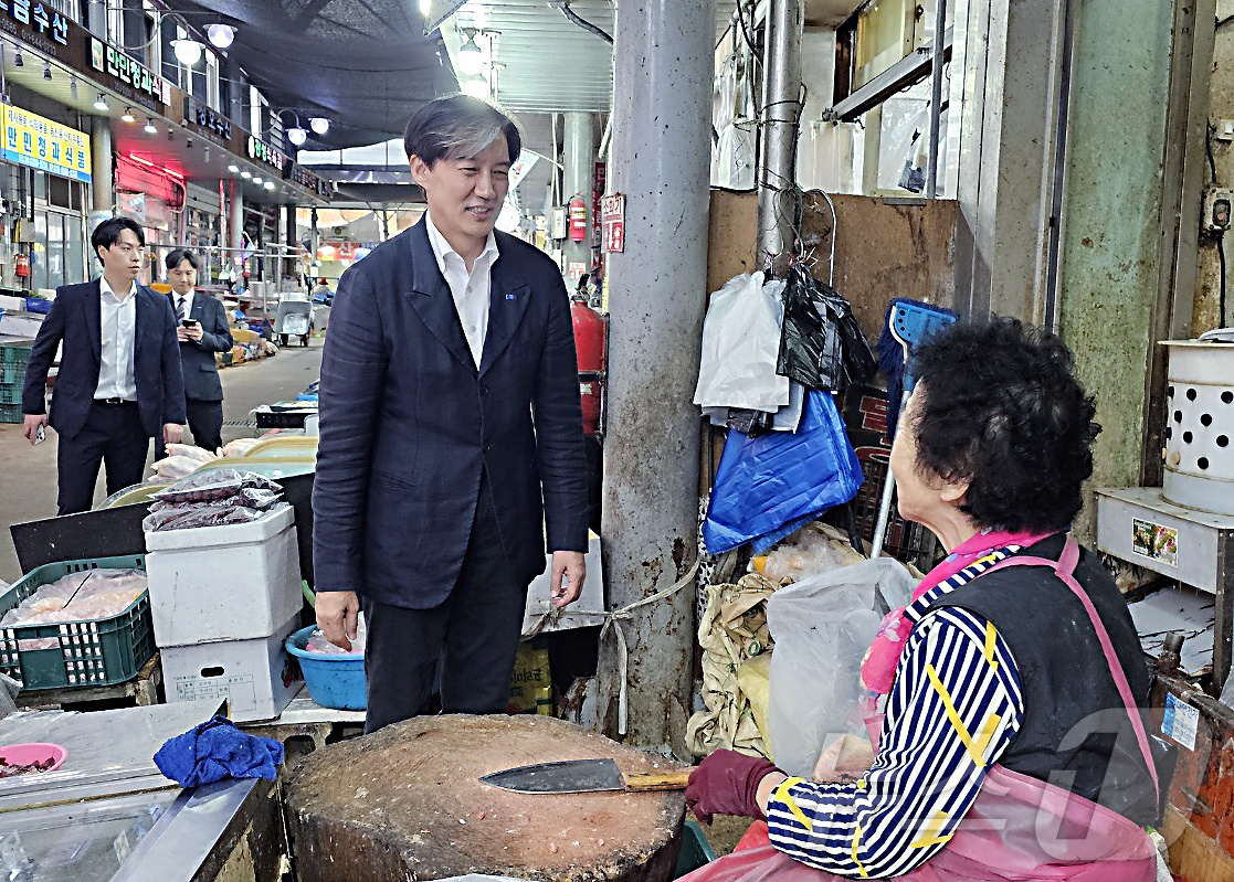 (영광=뉴스1) 최성국 기자 = 조국 조국혁신당 대표가 19일 오후 전남 영광터미널시장을 찾아 시장 상인들에게 지지 감사 인사를 하고 있다. 2024.10.19/뉴스1